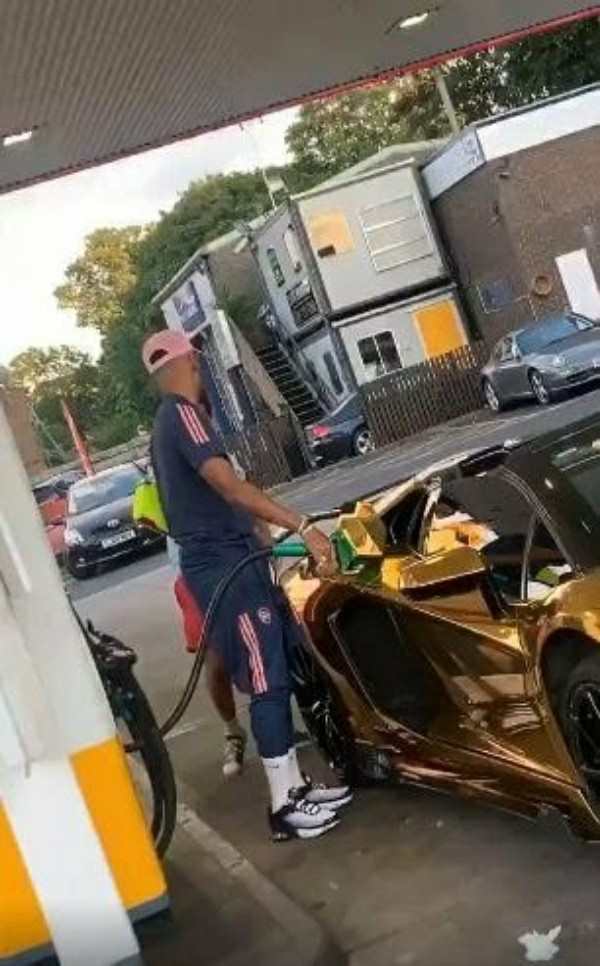 arsenal-star-aubameyang-mocked-by-tottenham-fan-while-filling-up-his-gold-lamborghini