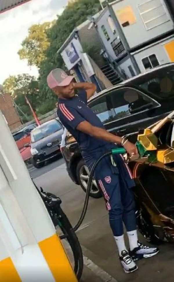 arsenal-star-aubameyang-mocked-by-tottenham-fan-while-filling-up-his-gold-lamborghini