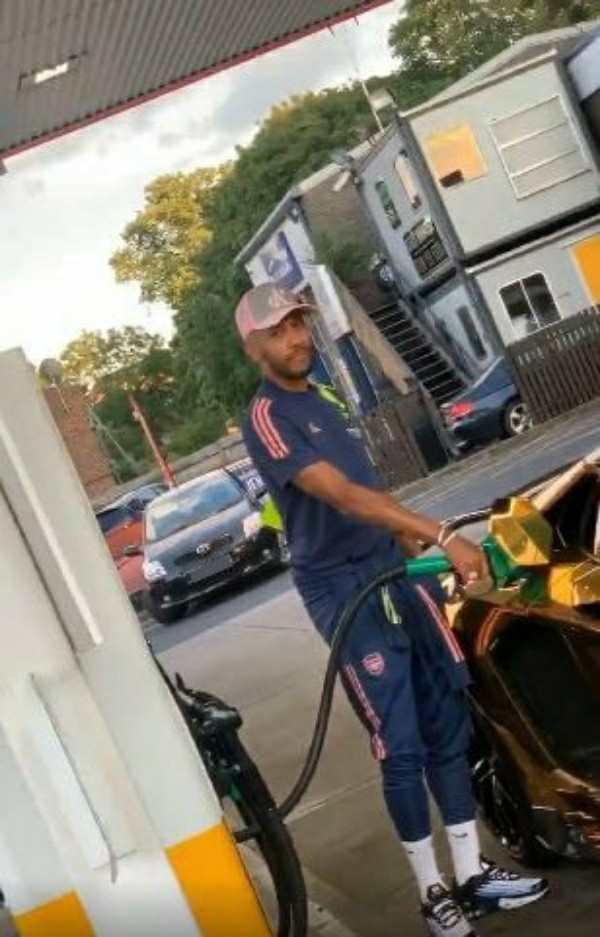 Arsenal Star Aubameyang Mocked By Tottenham Fan While Filling Up His Gold  Lamborghini - AUTOJOSH