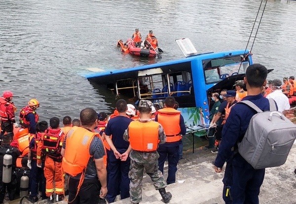 brt-bus-plunges-into-lake-in-china