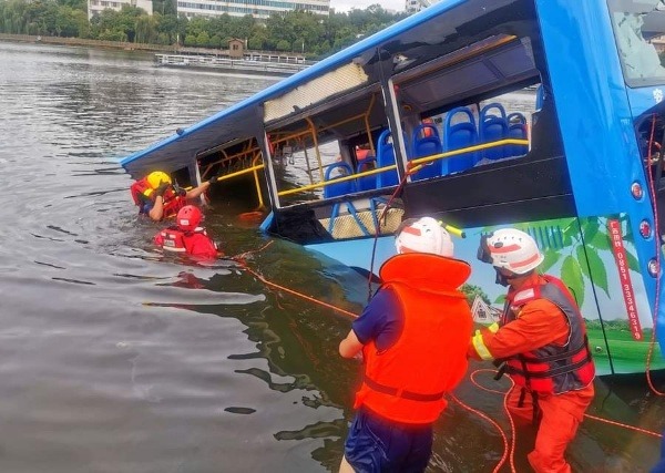 brt-bus-plunges-into-lake-in-china