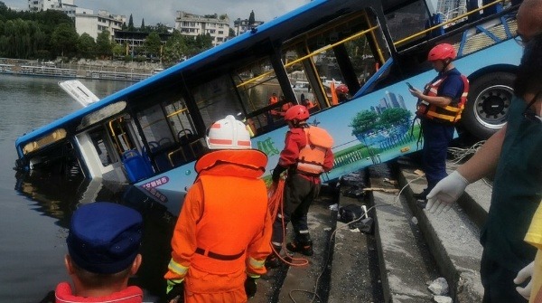 brt-bus-plunges-into-lake-in-china