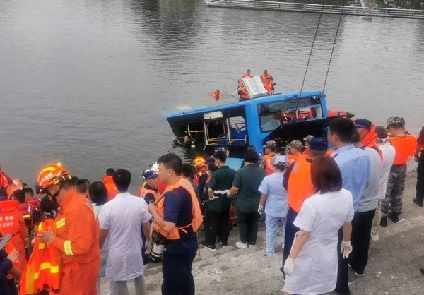 brt-bus-plunges-into-lake-in-china