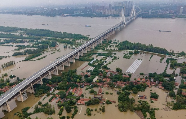 vehicles-floating-like-boats-after-downpour-china