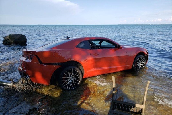 drunk-nfl-player-drives-chevrolet-camaro-into-lake-arrested-at-the-scene
