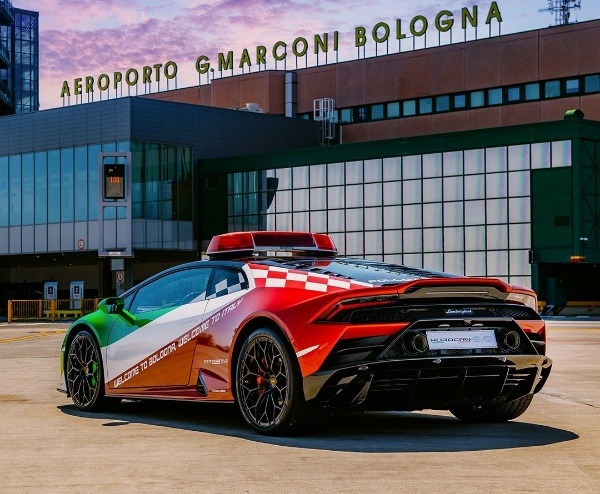 lamborghini-supercar-plane-follow-me-car-italy-bologna-airport