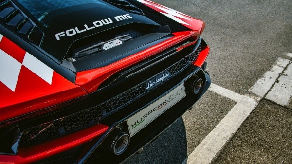 lamborghini-supercar-plane-follow-me-car-italy-airport