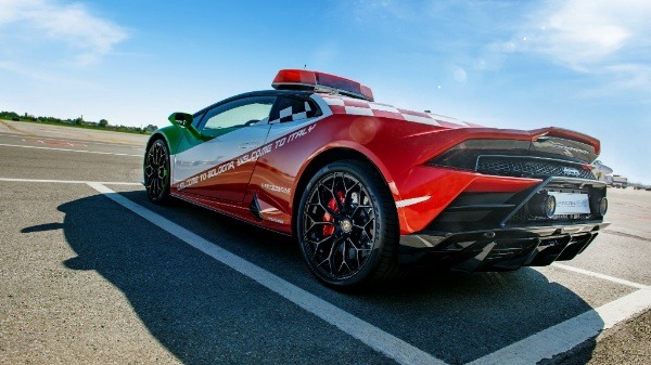 lamborghini-supercar-plane-follow-me-car-italy-airport