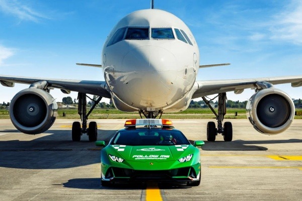 lamborghini-supercar-plane-follow-me-car-italy-bologna-airport