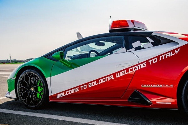 lamborghini-supercar-plane-follow-me-car-italy-bologna-airport