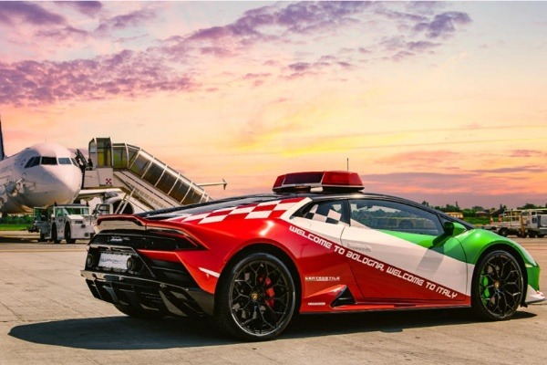 lamborghini-supercar-plane-follow-me-car-italy-bologna-airport