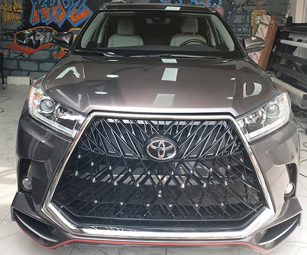 Khaz Customs Rebuilds Accidented Toyota Highlander Into Steroid On Wheels