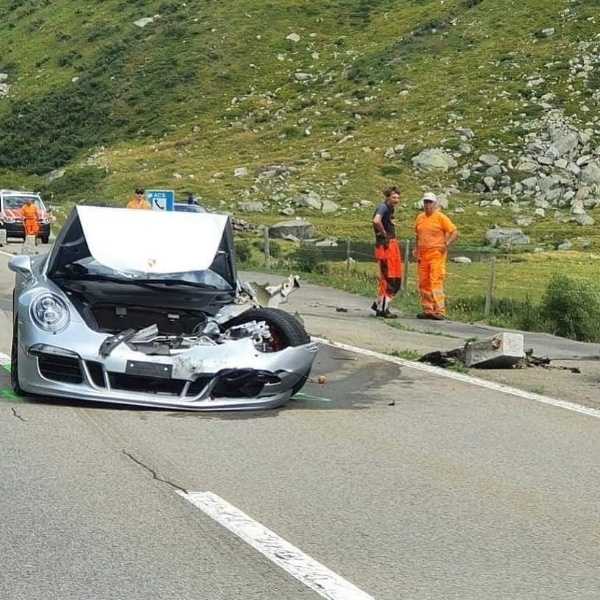 bugatti-chiron-porsche-911-mercedes-c-class-crash
