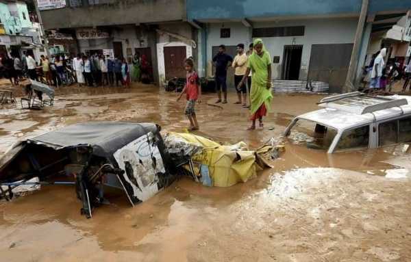dozens-of-cars-buried-in-mud-in-india-after-heavy-rain-and-landslide