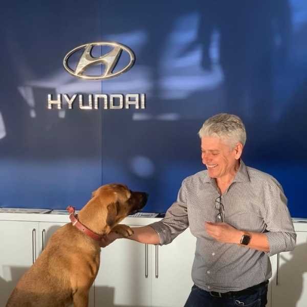hyundai-showroom-adopts-street-dog-car-salesman