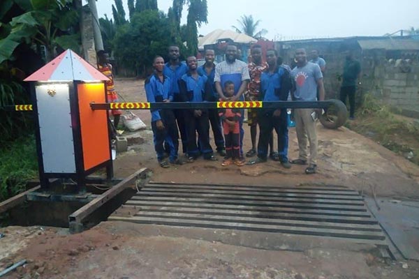 Man Builds Remote-Controlled Gate For His Street In Owerri 