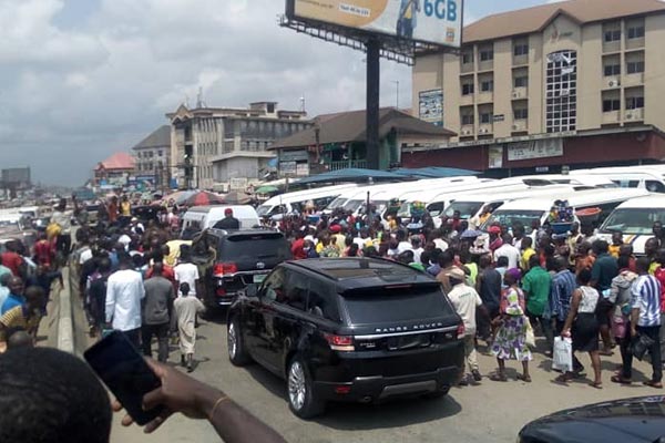 Senator Orji Uzor Kalu Storms Aba With Toyota Land Cruiser And Range Rover Sport