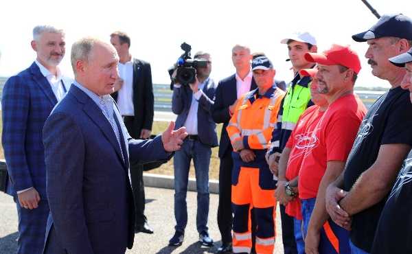 vladimir-putin-drove-himself-aurus-limo-to-test-motorway