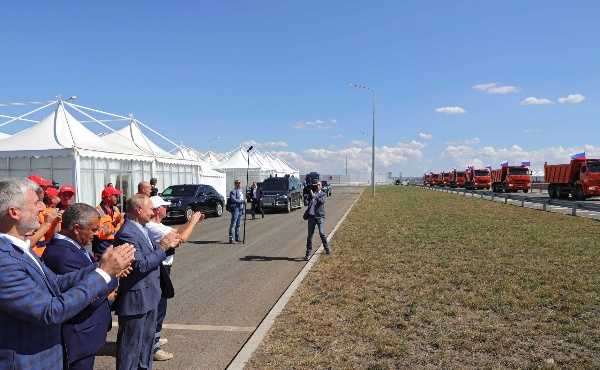 vladimir-putin-drove-himself-aurus-limo-to-test-motorway