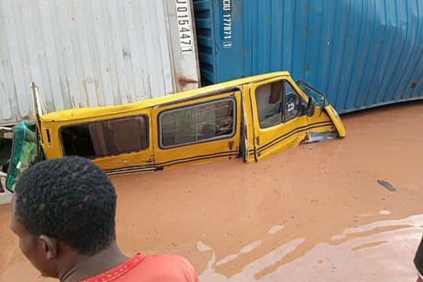 See How This Container Fell And Destroyed Many Vehicles In Ogun State (PHOTOS).