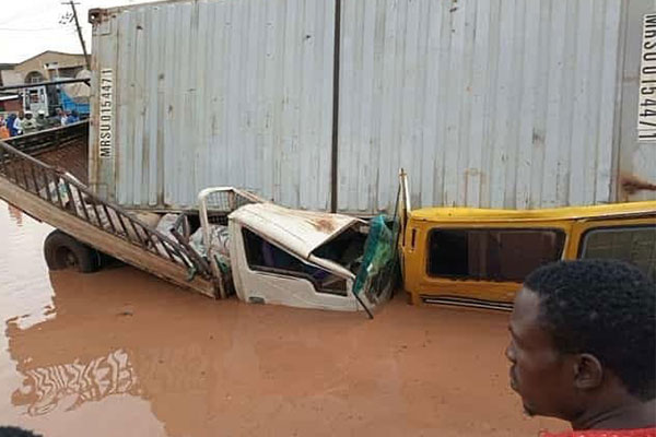 See How This Container Fell And Destroyed Many Vehicles In Ogun State (PHOTOS).