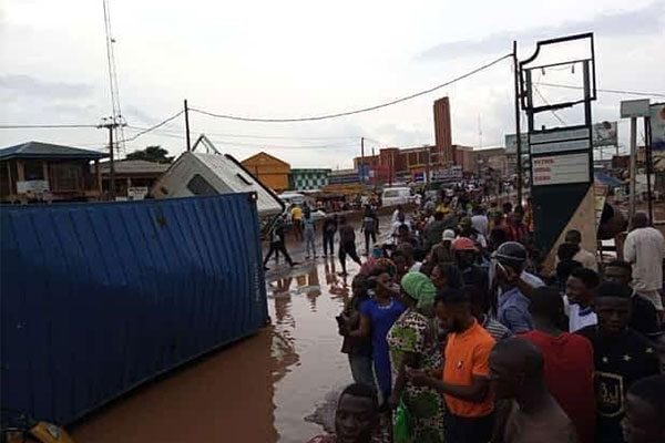 See How This Container Fell And Destroyed Many Vehicles In Ogun State (PHOTOS).