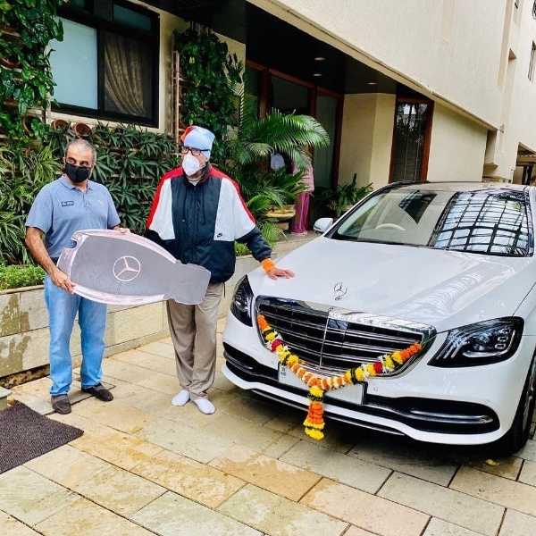 bollywood-legend-amitabh-bachchan-takes-delivery-of-mercedes-benz-s-class-autojosh-1bollywood-legend-amitabh-bachchan-takes-delivery-of-mercedes-benz-s-class