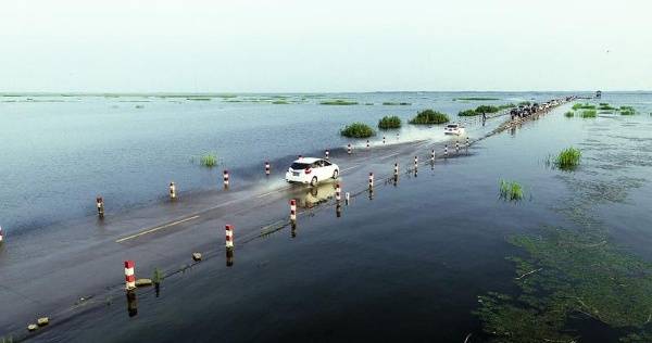 chinas-yongwu-highway-most-beautiful-road-under-water