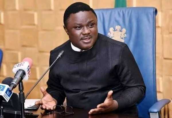 cross-river-governor-ayade-gives-out-54-suvs-to-lg-chairmen-deputies