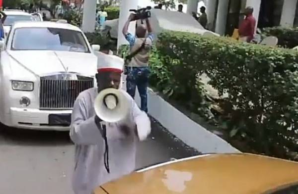 esama-of-benin-chief-igbinedion-celebrate-86th-birthday-rolls-royce