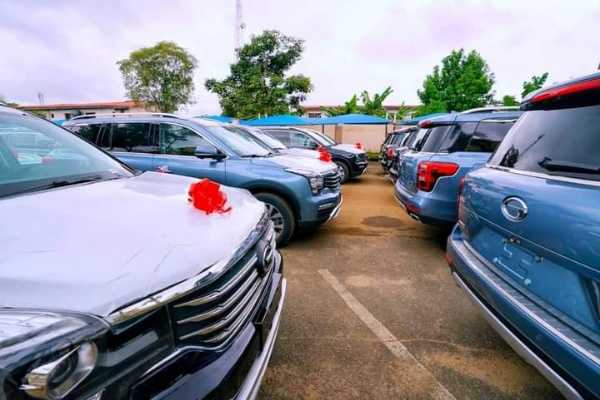 governor-babajide-sanwo-olu-hands-over-51-vehicles-eight-houses-to-judges