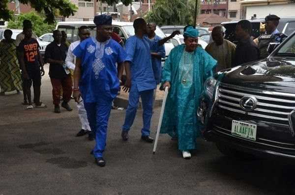 alaafin-of-oyo-arrives-in-style-at-oba-akamo-60th-birthday-mercedes-s500-car
