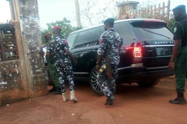 The Moment Enugu State Governor Entered His Bulletproof Range Rover And Avoided Being Pictured (Licked Photo)-AUTOJOSH