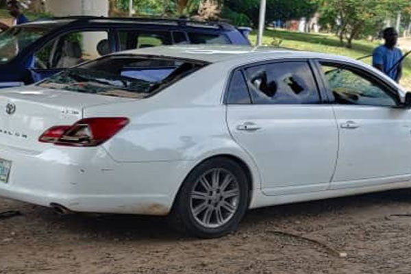 See How Hoodlum Destroyed #EndSars protesters’ Vehicles Parked Beside The Protesting Ground In Abuja (PHOTOS/VIDEO)