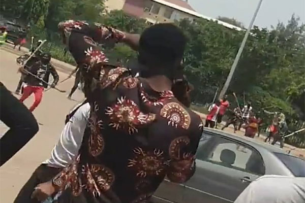 See How Hoodlum Destroyed #EndSars protesters’ Vehicles Parked Beside The Protesting Ground In Abuja (PHOTOS/VIDEO)