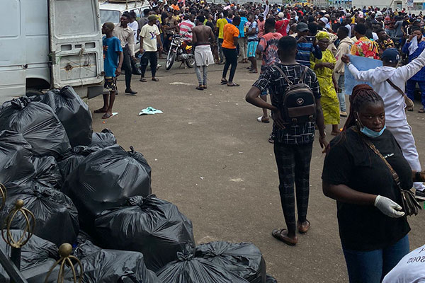 #EndsarsProtest: See How Protesting Nigerian Youths Who The President Calls Lazy Are Cleaning Protesting Ground (PHOTOS)