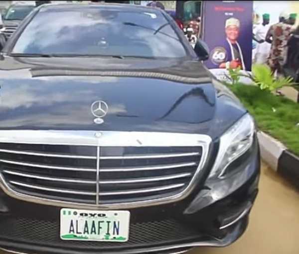 alaafin-of-oyo-arrives-in-style-at-oba-akamo-60th-birthday-mercedes-s500-car