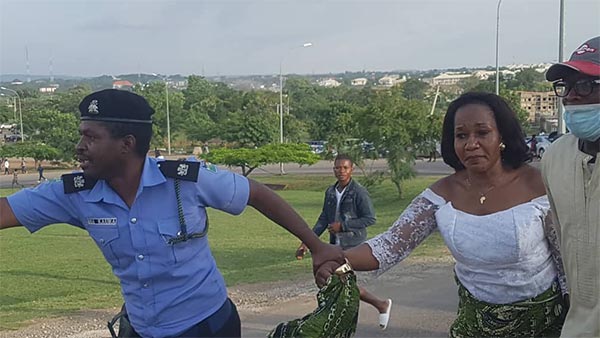 Policeman Carried On Shoulders Of Protesters For Saving A Woman From Being Harassed In Abuja