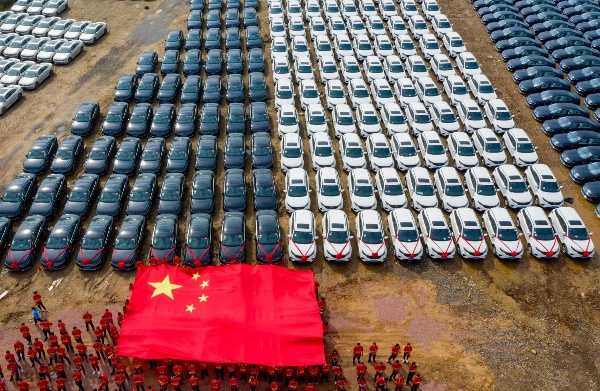 steel-company-gifts-all-4116-staffs-new-cars-worth-to-celebrate-china-national-independence-day