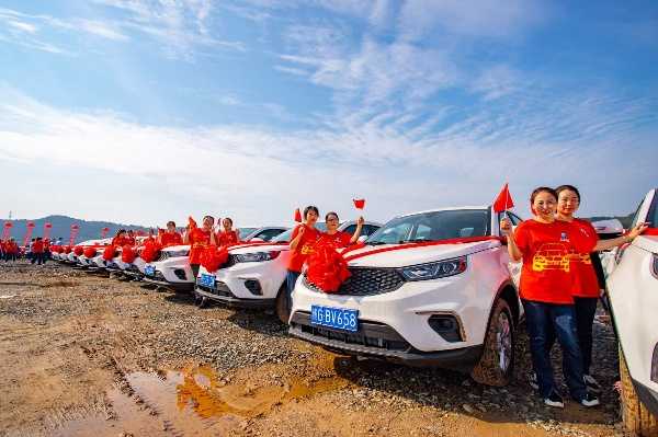 steel-company-gifts-all-4116-staffs-new-cars-worth-to-celebrate-china-national-independence-day