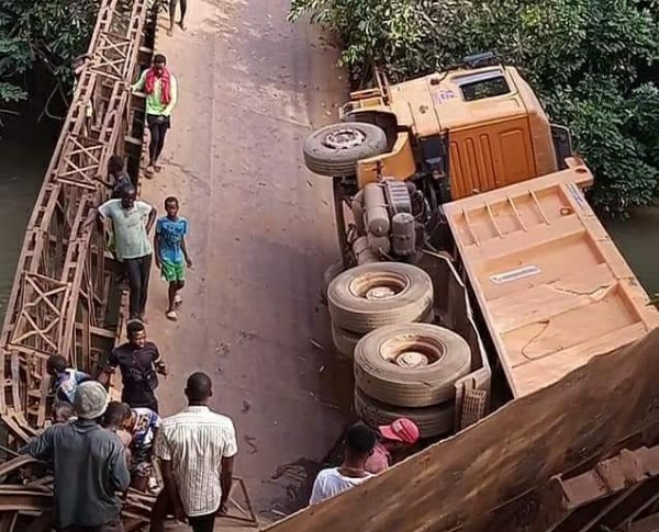 Adani Bridge In Enugu Collapses As Fully-loaded Truck Tries To Cross It - AutoJosh