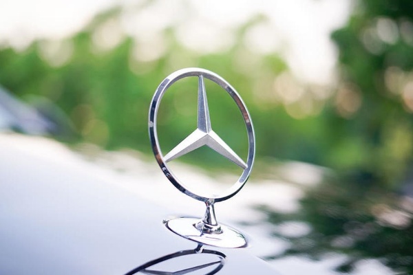 2021 Mercedes-Benz E-Class Loses Three-pointed Star Hood Ornament - autojosh 