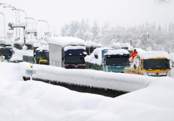 Heavy Snowfall In Japan Traps 2,000 Drivers In 10 miles Long Frozen Traffic Jam - autojosh 