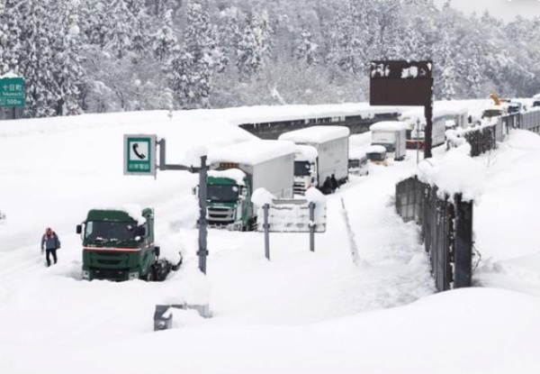 Heavy Snowfall In Japan Traps 2,000 Drivers In 10 miles Long Frozen Traffic Jam - autojosh 