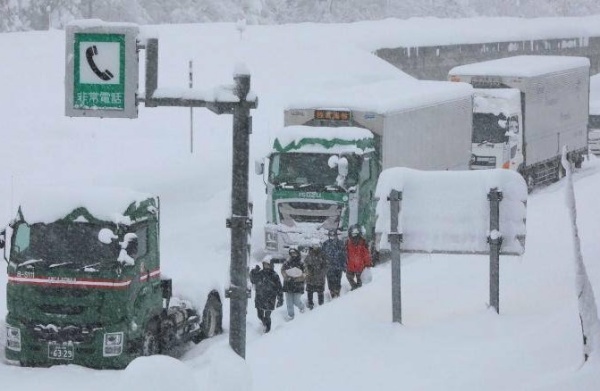 Heavy Snowfall In Japan Traps 2,000 Drivers In 10 miles Long Frozen Traffic Jam - autojosh 