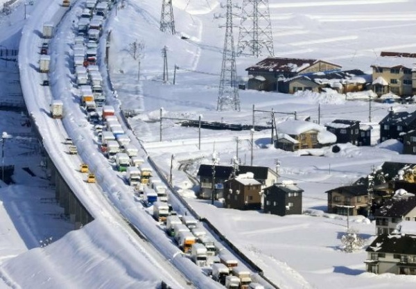 Heavy Snowfall In Japan Traps 2,000 Drivers In 10 miles Long Frozen Traffic Jam - autojosh