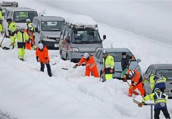 Heavy Snowfall In Japan Traps 2,000 Drivers In 10 miles Long Frozen Traffic Jam - autojosh 