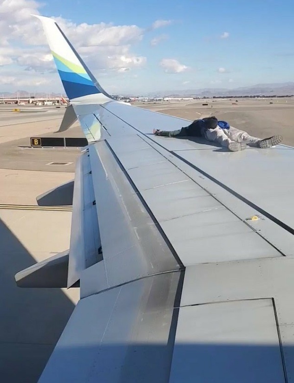 Man Arrested After Climbing The Wing Of Alaska Airlines Plane Preparing To Takeoff - autojosh