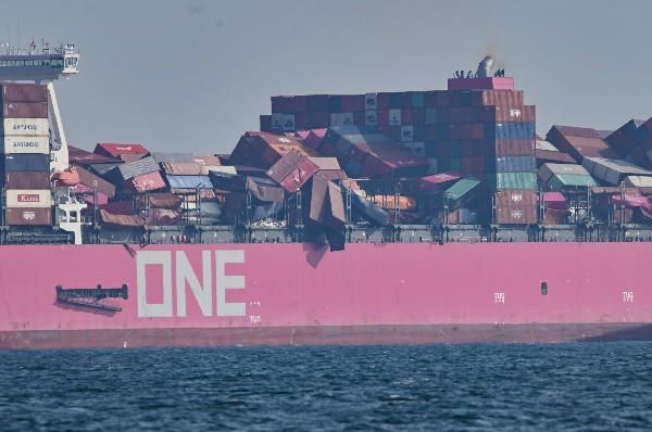 Ship Lost 1,816 Cargo Containers After Being Caught Up In Violent Storm In The Pacific Ocean - autojosh 