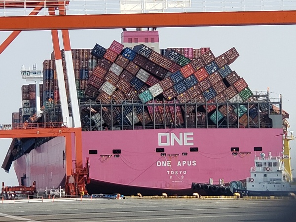 Ship Lost 1,816 Cargo Containers After Being Caught Up In Violent Storm In The Pacific Ocean - autojosh 